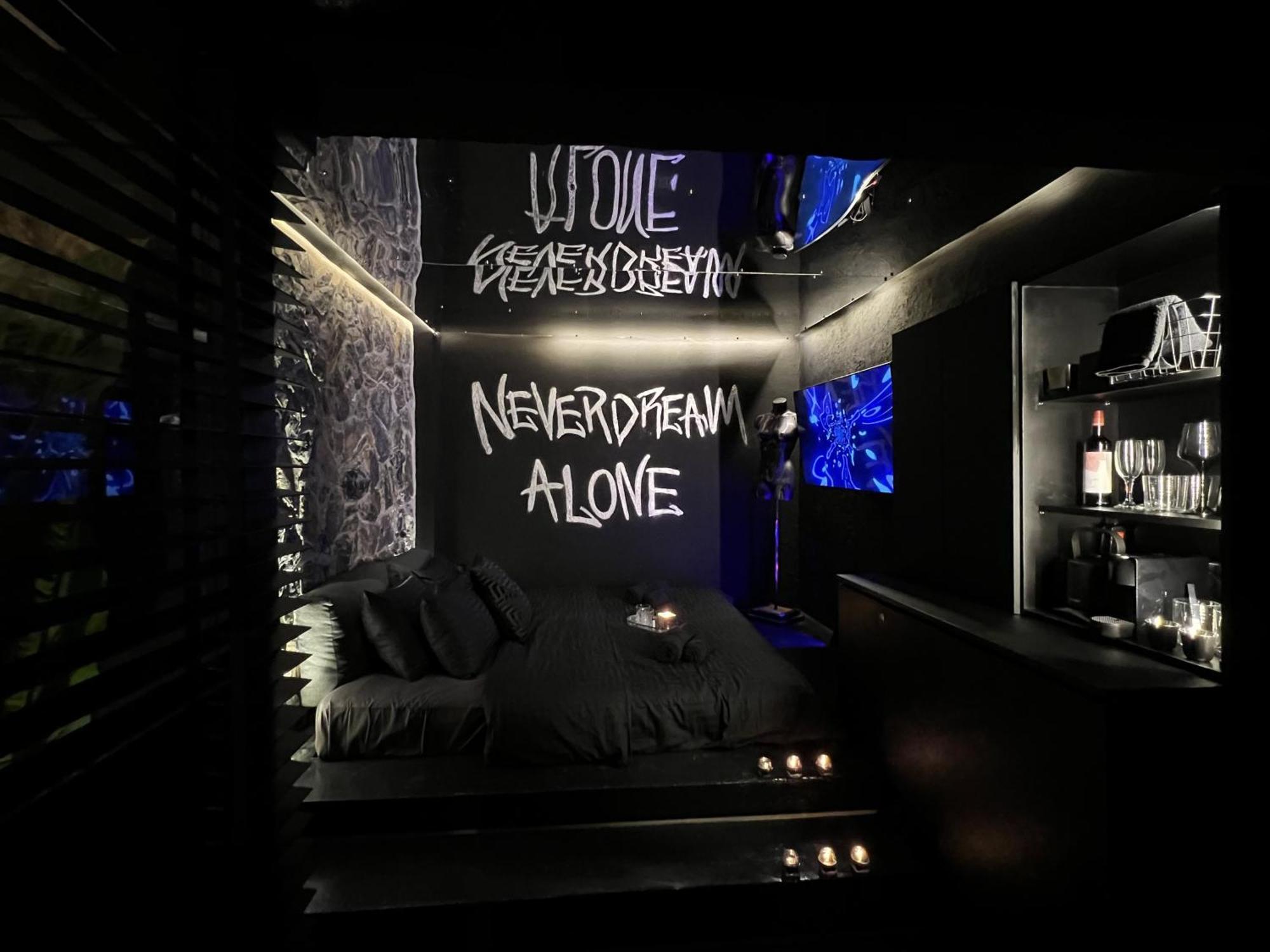 Doormat#13 Black Mirror Солун Екстериор снимка